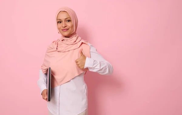 Selbstbewusstes Porträt Einer Erfolgreichen Arabischen Muslimin Rosafarbenen Hijab Und Strenger — Stockfoto