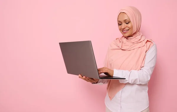 Портрет Прекрасної Мусульманської Арабської Жінки Рожевому Хіджабі Працює Ноутбуці Ізольований — стокове фото