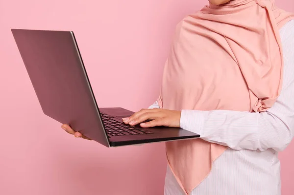 Портрет Жінки Рожевому Хіджабі Стоїть Навпроти Кольорового Фону Відкритим Ноутбуком — стокове фото