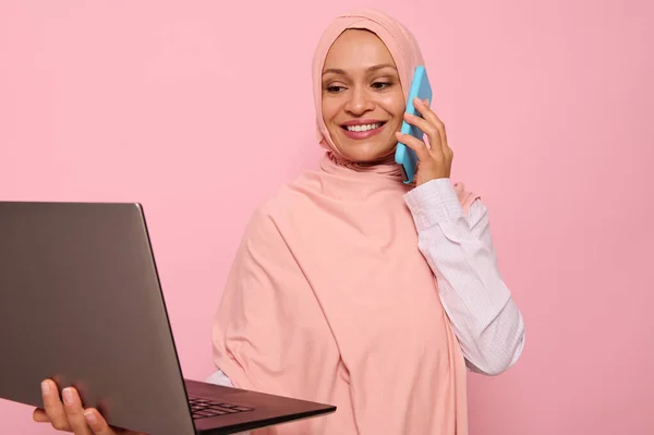 Збільшений Портрет Прекрасної Арабської Жінки Рожевому Хіджабі Працює Ноутбуці Ізольований — стокове фото