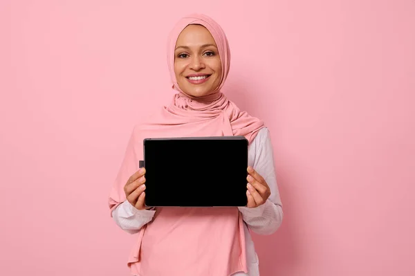 Арабська Мусульманка Красива Жінка Рожевому Хіджабі Усміхаючись Зубатою Посмішкою Дивлячись — стокове фото