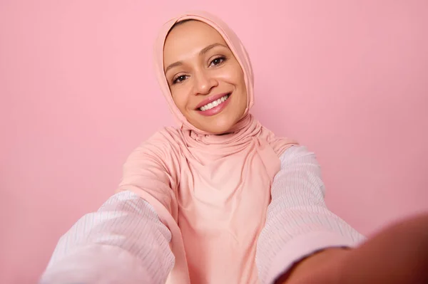 Nahaufnahme Porträt Arabischer Muslimin Traditionellem Religiösem Islamischen Outfit Rosa Hijab — Stockfoto