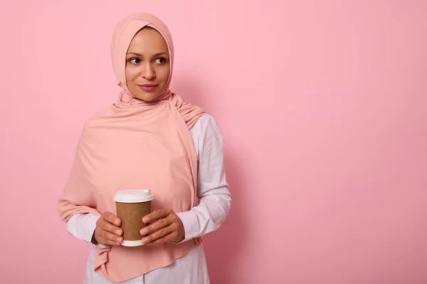 Arabische Muslimin Schöne Frau Trägt Rosa Hijab Und Weißes Hemd — Stockfoto