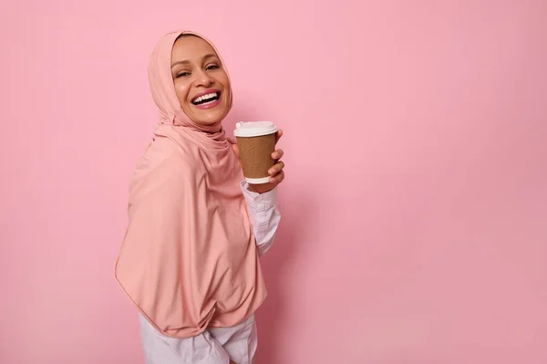 Чарівна Мусульманка Покритою Головою Рожевому Хіджабі Тримає Одноразову Картонну Чашку — стокове фото