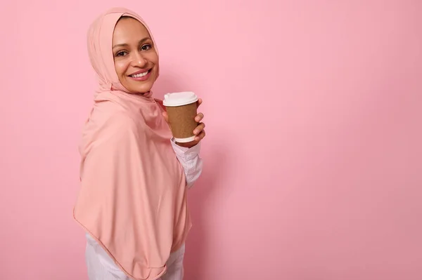 Arabisch Muslimische Fröhliche Frau Mit Verdecktem Kopf Hijab Steht Drei — Stockfoto