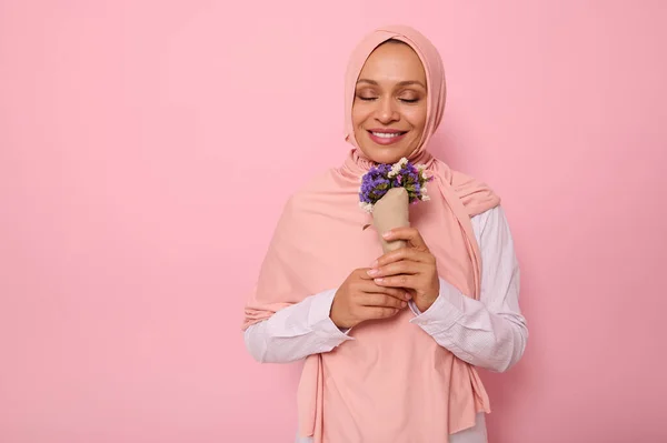 Портрет Рожевому Тлі Красивої Арабської Жінки Хіджабі Закритими Очима Чарівною — стокове фото