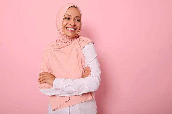 Taillenlanges Porträt Einer Wunderschönen Arabischen Muslimin Rosafarbenen Hijab Die Mit — Stockfoto