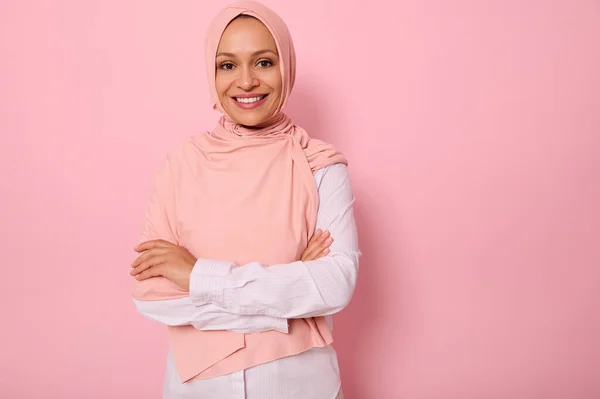 Taillenlanges Porträt Einer Schönen Arabischen Muslimin Rosafarbenen Hijab Die Mit — Stockfoto