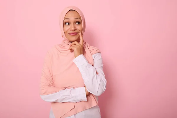 Entzückende Junge Muslimin Mit Einem Verdeckten Kopf Hijab Blickt Geheimnisvoll — Stockfoto