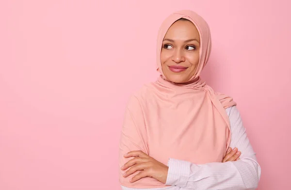 Nahaufnahme Porträt Einer Wunderschönen Arabischen Muslimin Mittleren Alters Mit Verdecktem — Stockfoto