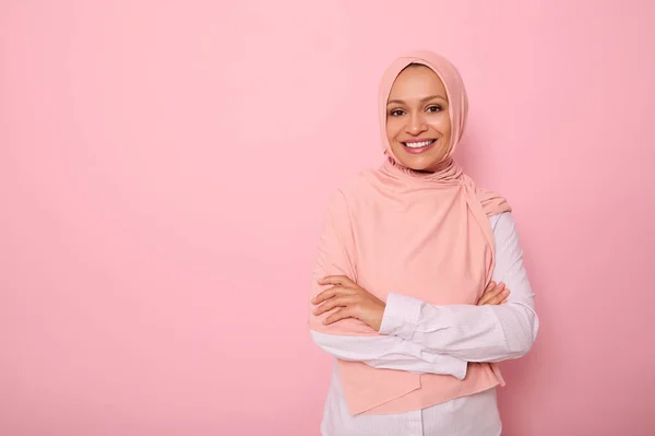 Арабська Мусульманка Одягнена Бегемот Посміхається Красивою Зубатою Посмішкою Представляє Рожевий — стокове фото