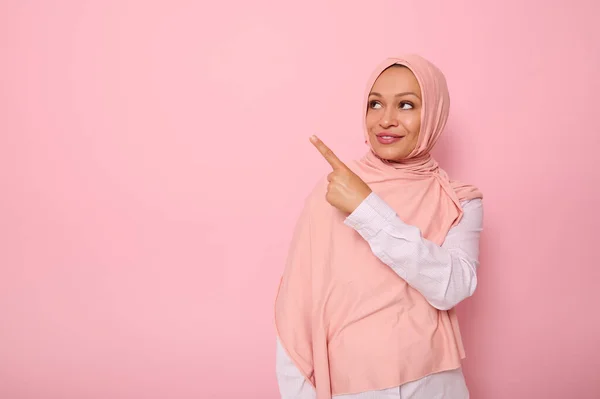 Велична Арабська Мусульманка Покритою Головою Хіджабі Дивиться Рожевий Фон Вказує — стокове фото