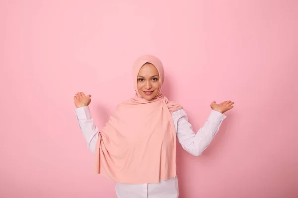 Junge Schöne Muslimische Araberin Rosafarbenen Hijab Vor Isoliertem Rosa Hintergrund — Stockfoto