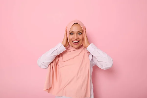 Schwerpunkt Gesichtsausdruck Der Muslimin Rosafarbenen Hijab Den Kopf Mit Den — Stockfoto
