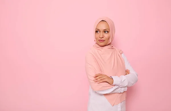 Retrato Confianza Hermosa Mujer Árabe Musulmana Con Mirada Atractiva Cabeza — Foto de Stock