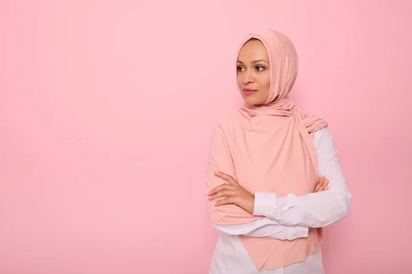 Selbstbewusstes Porträt Einer Schönen Arabischen Muslimin Mit Attraktivem Blick Und — Stockfoto