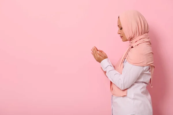 Seitenporträt Einer Schönen Und Gelassenen Muslimischen Arabischen Frau Rosafarbenen Hijab — Stockfoto