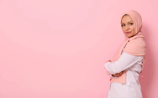 Selbstbewusstes Porträt Einer Schönen Arabischen Muslimischen Frau Mit Attraktivem Aussehen — Stockfoto