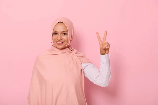 Attraktive Freundliche Arabische Muslimin Einem Farbigen Hijab Der Ein Zeichen — Stockfoto