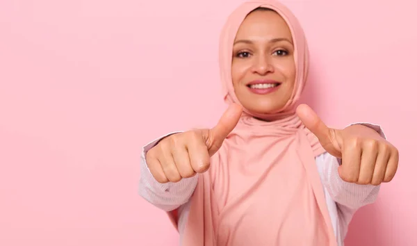Weicher Fokus Auf Die Hände Einer Verschwommenen Lächelnden Arabischen Muslimin — Stockfoto