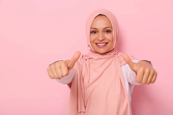 Arabische Muslimin Freundlich Und Charmant Frau Rosa Hijab Zeigt Daumen — Stockfoto