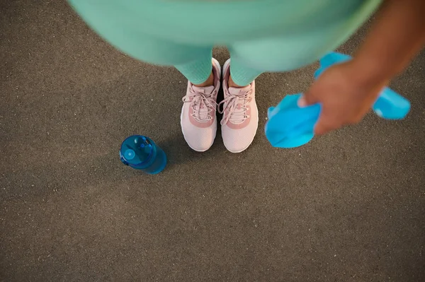Κάτοψη Των Ποδιών Της Fit Γυναίκας Ροζ Αθλητικά Παπούτσια Κρατώντας — Φωτογραφία Αρχείου