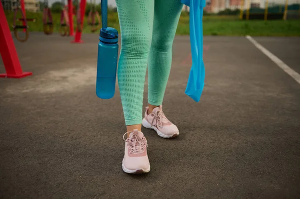 Κοντινό Πλάνο Καλλιεργημένη Άποψη Των Ποδιών Της Αθλητικής Γυναίκας Αθλητικά — Φωτογραφία Αρχείου