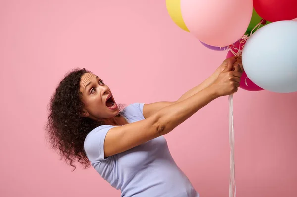 Estúdio Filmado Para Publicidade Mulher Bonita Surpreso Chegar Para Balões — Fotografia de Stock