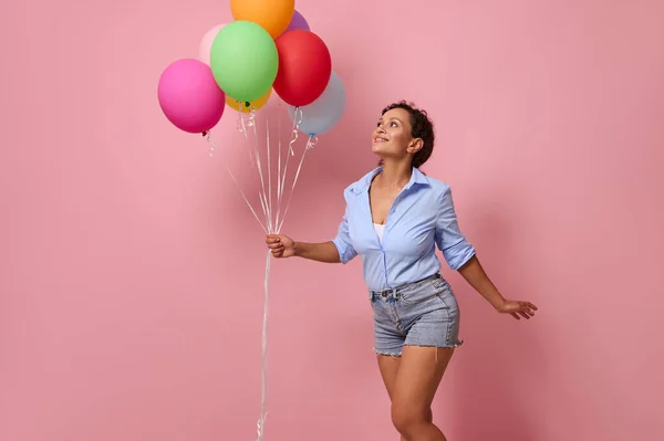 Feliz Joven Raza Mixta Sonriente Mujer Afroamericana Con Racimo Globos — Foto de Stock