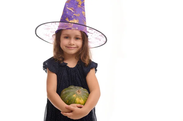 Porträt Eines Kleinen Kaukasischen Mädchens Stylischem Karnevalskostüm Und Zauberhut Hexenkind — Stockfoto