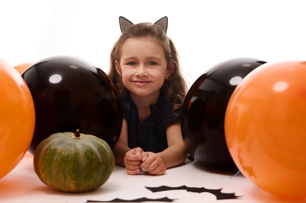 Lächelndes Hübsches Kindermädchen Faschingskostüm Kleine Hexe Die Sich Auf Weißen — Stockfoto