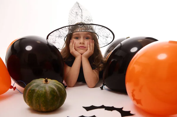 Traditionelle Veranstaltung Halloween Party Konzept Hübsches Kleines Hexenmädchen Mit Zauberhut — Stockfoto