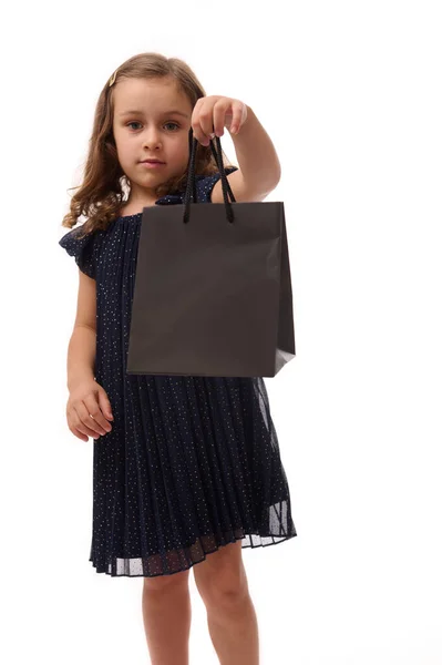 Bella Bambina Adorabile Bambina Abito Sera Mostrando Pacchetto Shopping Nero — Foto Stock