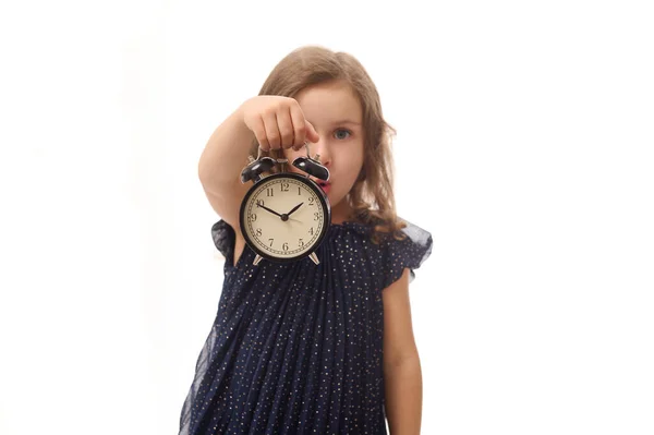 Enfoque Suave Reloj Despertador Negro Mano Una Bonita Niña Sorprendida —  Fotos de Stock