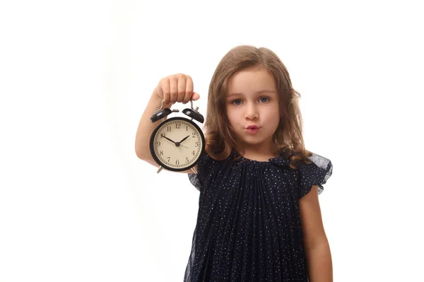 Linda Menina Bonita Europeu Anos Idade Tem Despertador Mão Olha — Fotografia de Stock