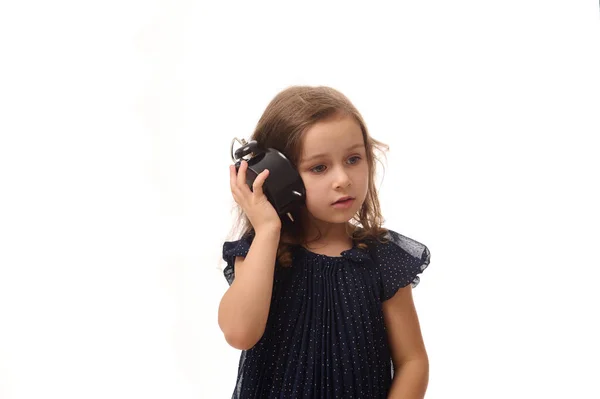 Uma Linda Menina Curiosa Anos Idade Vestido Azul Escuro Segura — Fotografia de Stock