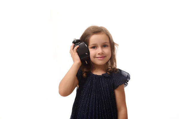 Adorável Menina Anos Vestido Azul Escuro Segura Despertador Perto Sua — Fotografia de Stock