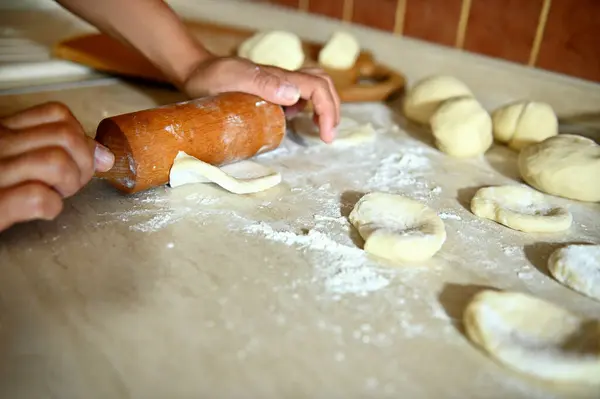 Skup Się Kobiecych Dłoniach Toczących Ciasto Wałkiem Blasze Kuchennej Aby — Zdjęcie stockowe
