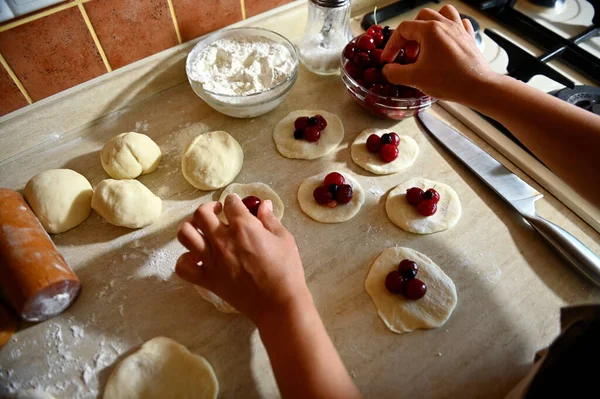 Ovanifrån Kvinnliga Händer Att Sätta Körsbär Rund Form Deg Fylla — Stockfoto