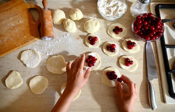 Pasta Şefinin Geleneksel Vejetaryen Tatlı Hamur Tatlısı Yapma Aşamalarından Biri — Stok fotoğraf