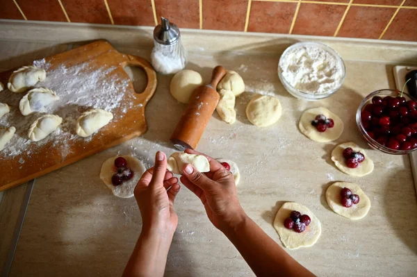 Mutfak Tezgahının Arka Planında Pasta Şefinin Kirazlı Hamur Köftelerini Yonttuğu — Stok fotoğraf