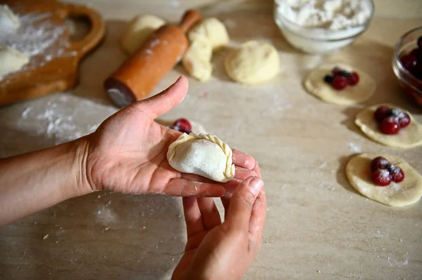 Vue Grand Angle Une Boulette Crue Sur Les Mains Pâtissières — Photo