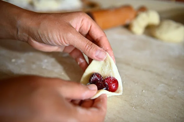 Ana Odak Noktası Pasta Şefi Oymacılığı Vişneli Börek Hamur Köftelerini — Stok fotoğraf