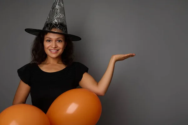 Lächelnde Junge Frau Mit Magischem Halloween Hut Blickt Die Kamera — Stockfoto