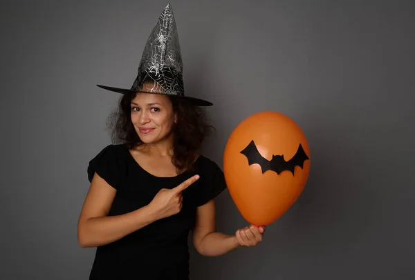 Fröhlich Lächelnde Schöne Und Fröhliche Frau Schwarzer Hexenkleidung Halloween Deutet — Stockfoto