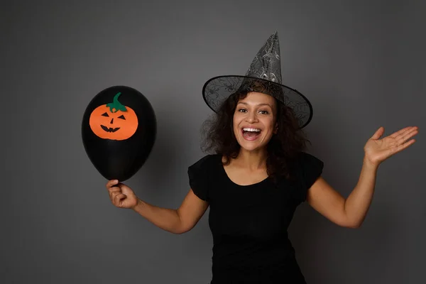 Lachende Fröhliche Frau Mit Magischem Halloween Zauberhut Blickt Die Kamera — Stockfoto