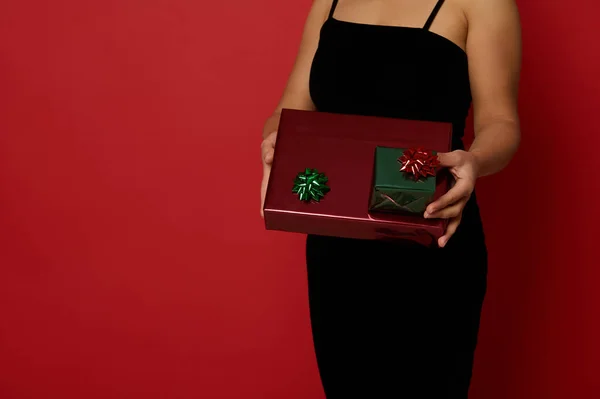Обрезанное Изображение Женщины Стильном Вечернем Черном Бархатном Платье Рождественскими Подарками — стоковое фото