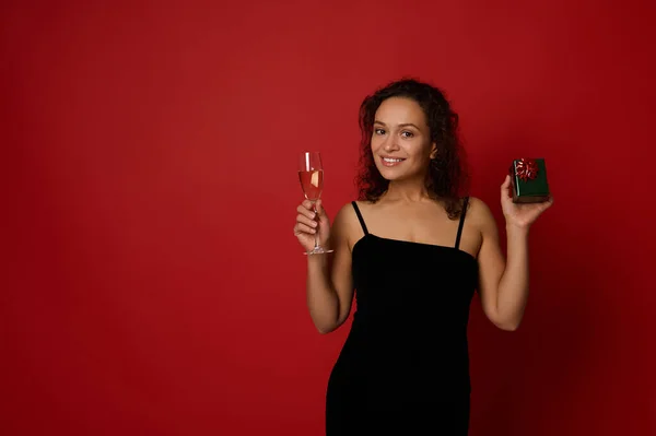 Elegante Glimlachende Spaanse Vrouw Met Een Champagnefluit Met Mousserende Wijn — Stockfoto