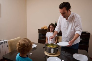 Sevgi dolu bir baba yemek masasında çorba hazırlarken genç kızı da ona yardım ederek sıcak bir aile yemeği hazırlar ve yemek zamanını paylaşır..