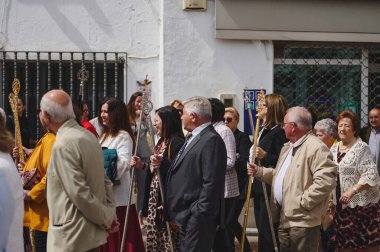 Quesada, Endülüs, İspanya. 18 Nisan 2024. Editör: Tören personeli yerel bir geçit töreni için beyaz bir binanın önünde toplandı.